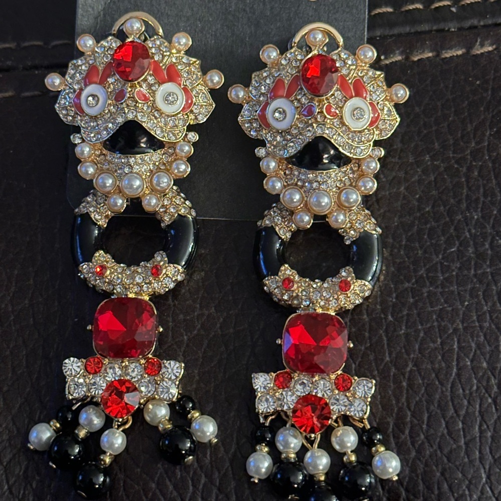 Elegant Red and Black pierced Statement Earrings - Picture 2 of 2